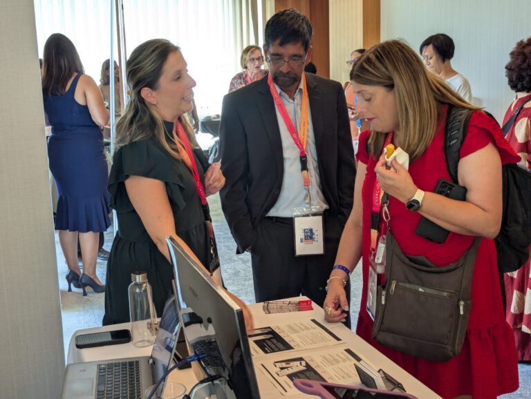 Euipo Bibliotheca conversando en el stand de Bibliotheca y ECCA durante ACURIL 2025, con tecnología en exhibición.