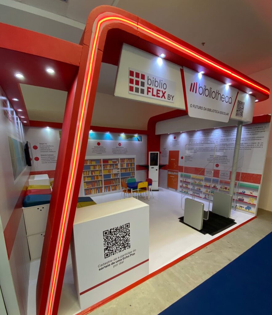 Estande completo do biblioFlex apresentado pela Bibliotheca no Fórum Nacional da Undime, com arquibancada, mesas, brinquedoteca, estantes e totem de autoatendimento.