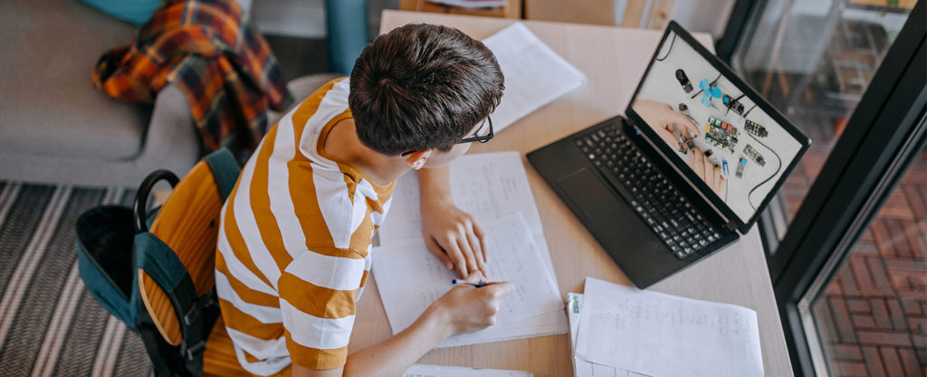 Teenagers learning STEM online
