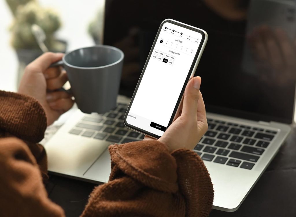 図書館に行くため携帯で予約を取る女性