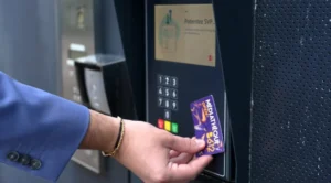 Un usager accède à la médiathèque B612 avec sa carte open+